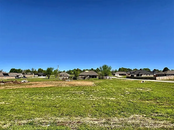 17540 W Tray Rd, Tahlequah, OK 74464