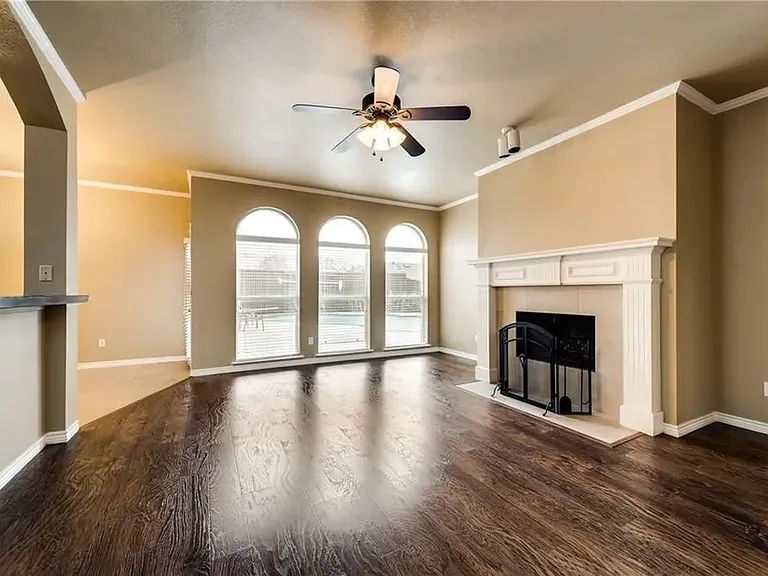 1504 Country Ln — Photo 10