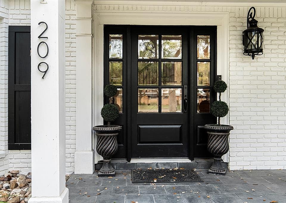1st image of 209 Oakwood Blvd