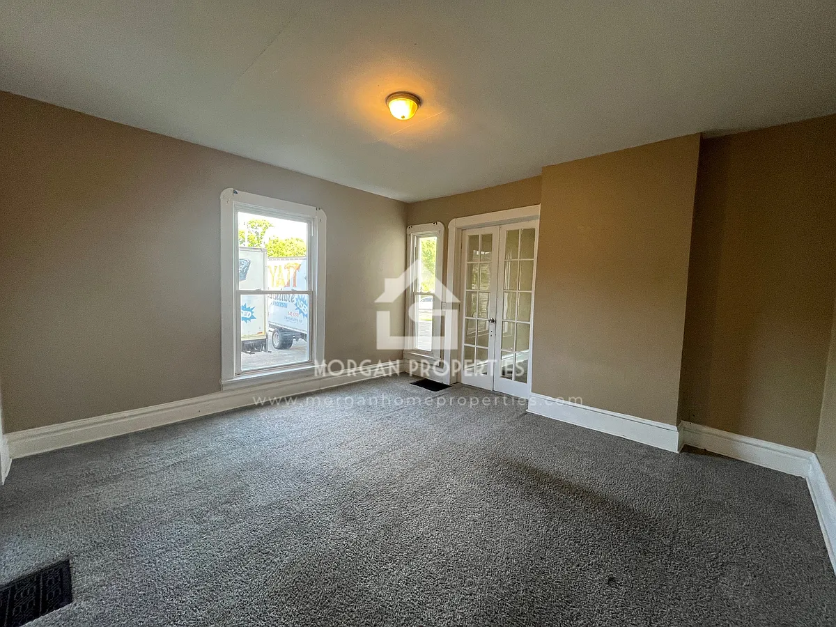 Building Photo - 925 W 5th St #1