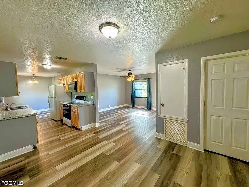 3 bed, 2.0 bath, 1192 sqft, $1,800 — Photo 3