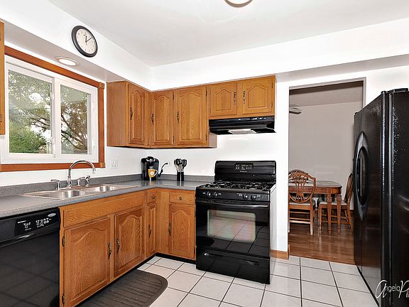 4th image of 1055 Belle Plaine Ave