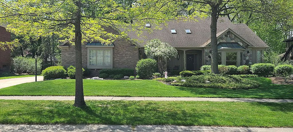 1027 Glenhill Dr photo 1
