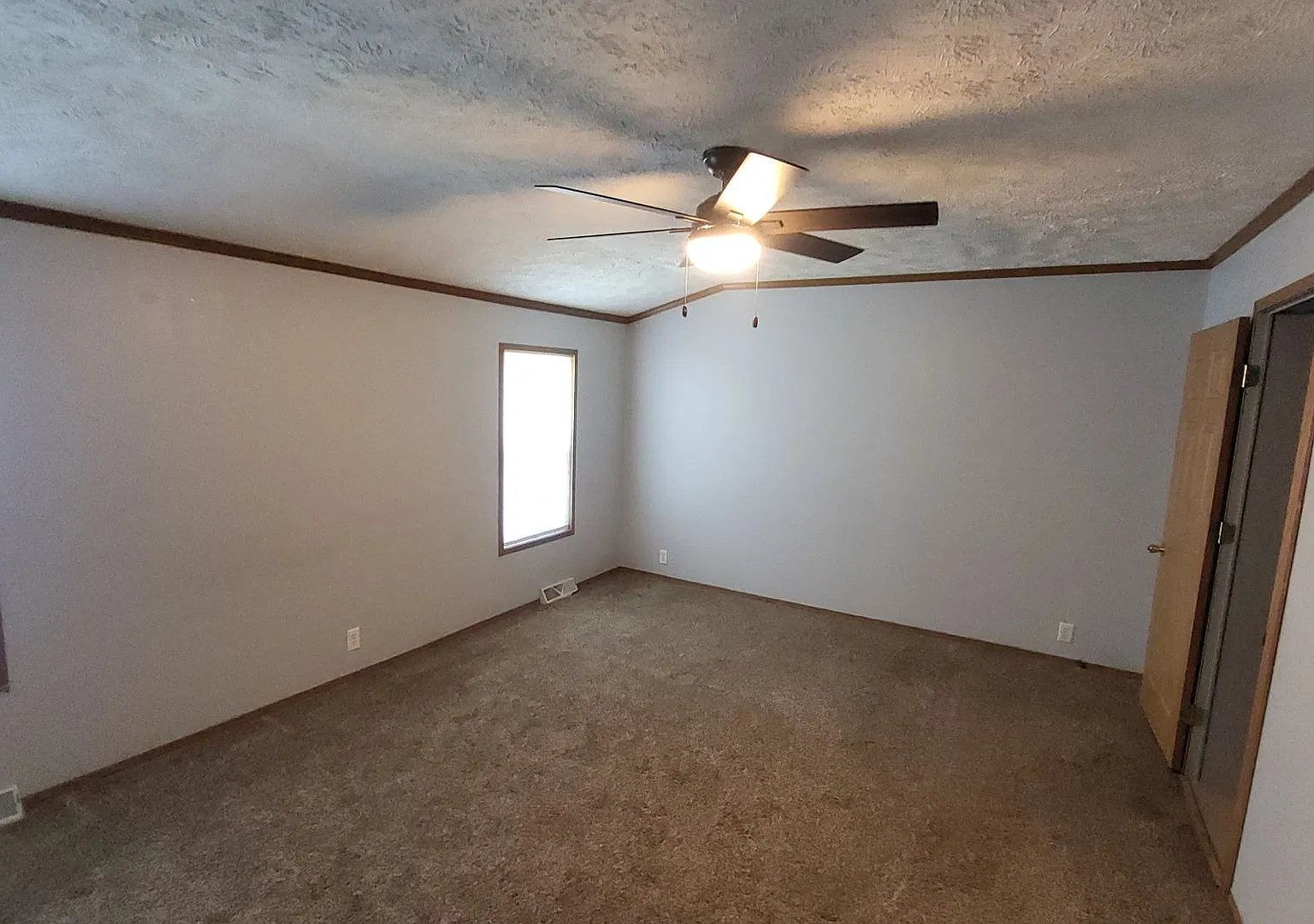Bright & Spacious 3-BR Retreat on Huge Lot Minutes to Downtown Davison & I-69 — Photo 2