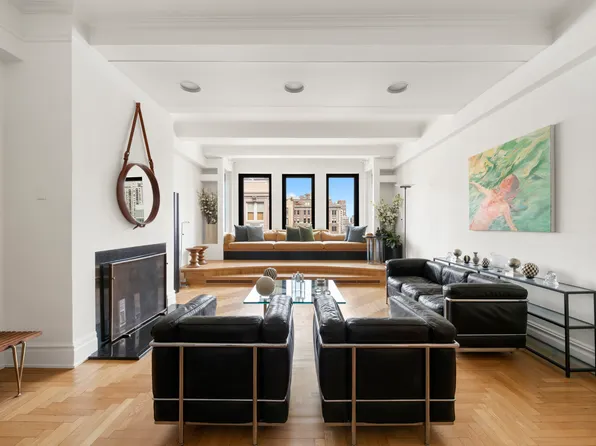 911 Park Avenue image 1 of 17