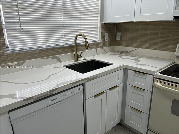4th image of 809 NE 214th Ln APT 2