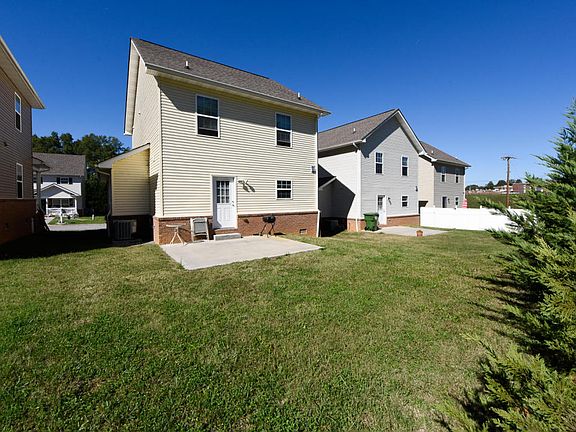 2nd image of 1007 Lennox Cir