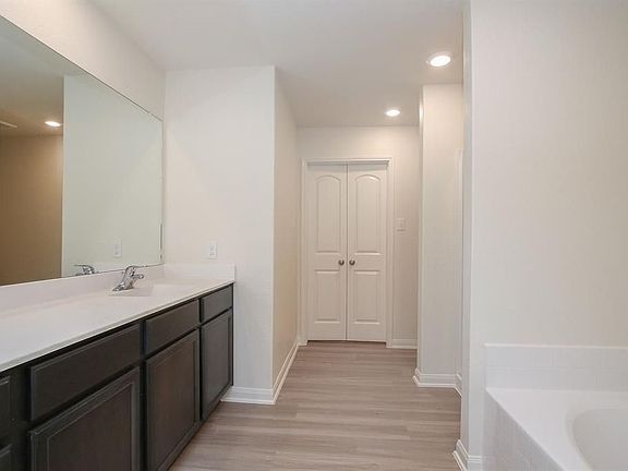 5th image of 568 Amberwood Park Dr