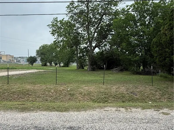 1105 S De Leon St, Victoria, TX 77901