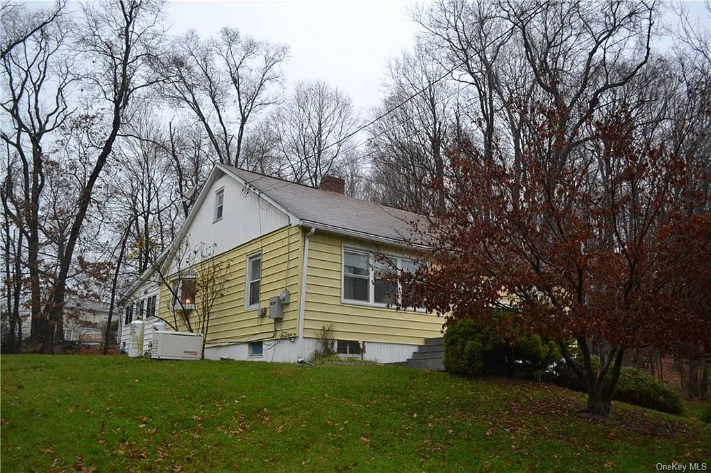 134 S Montgomery St photo 1
