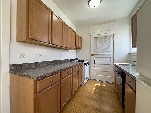 4th image of 4402 N Rockwell St #2