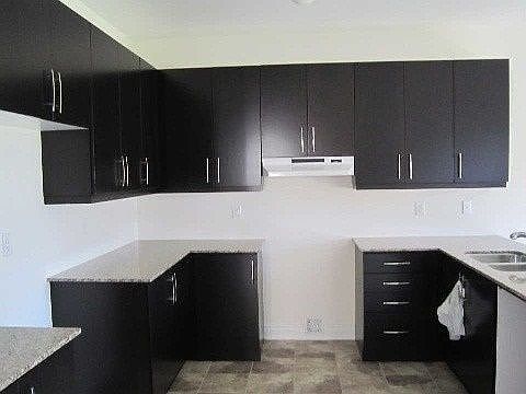 3rd image of 34 Drummondville Dr