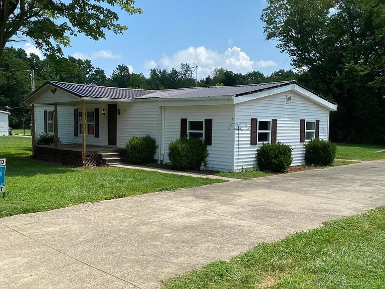 180 N Martin Ln — Photo 2