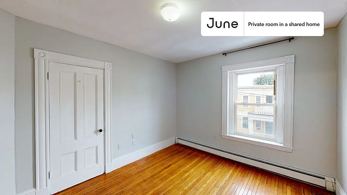 Queen bedroom in 4 bed/2 bath home in Allston #1390 D — Photo 2
