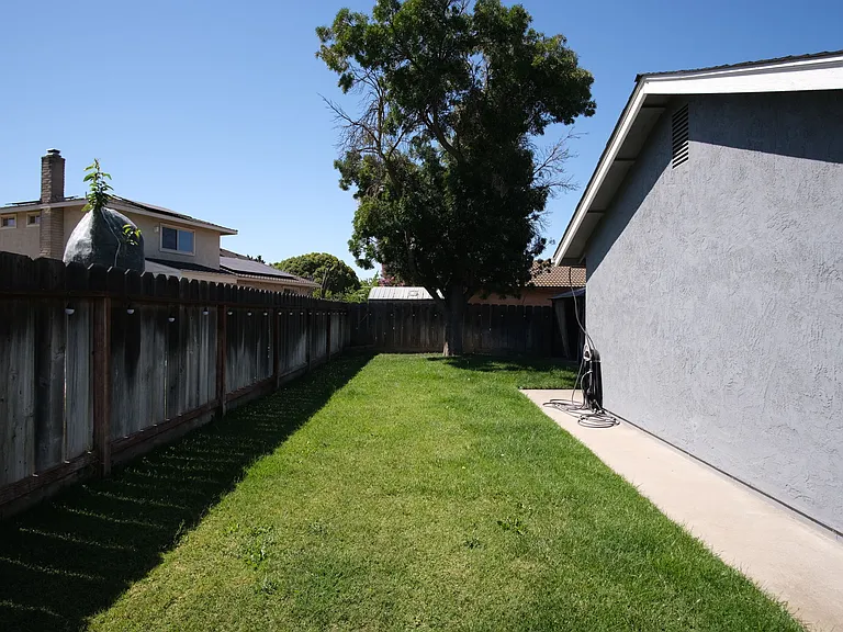 1058 Locust Ave — Photo 22