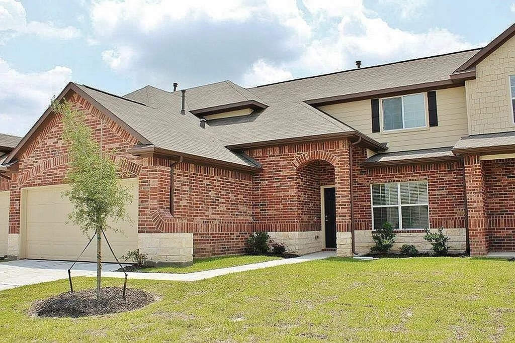 Bavaria Townhomes — Photo 1