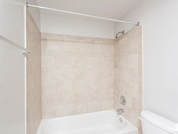 4th image of 815 W Cornelia Ave #118