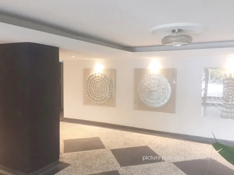 105 Raglan Ave — Photo 6