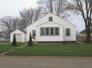 31 2nd St SW, Hull, IA 51250