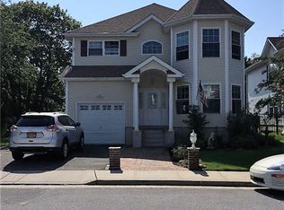 21 Dock Dr, Freeport, NY 11520