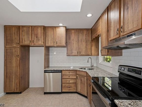 3rd image of 8 Parkway Dr