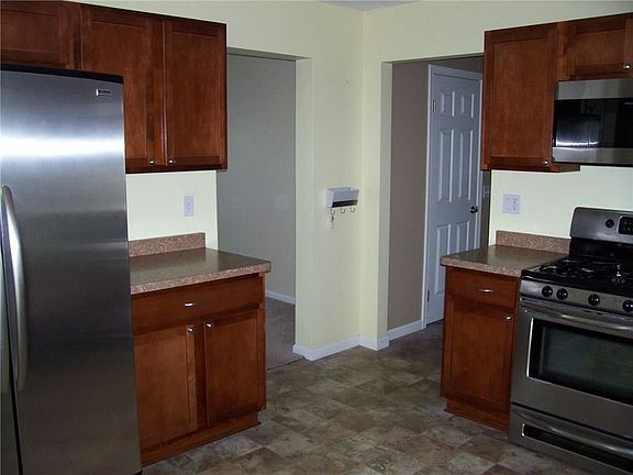 3rd image of 224 Woodsview Dr