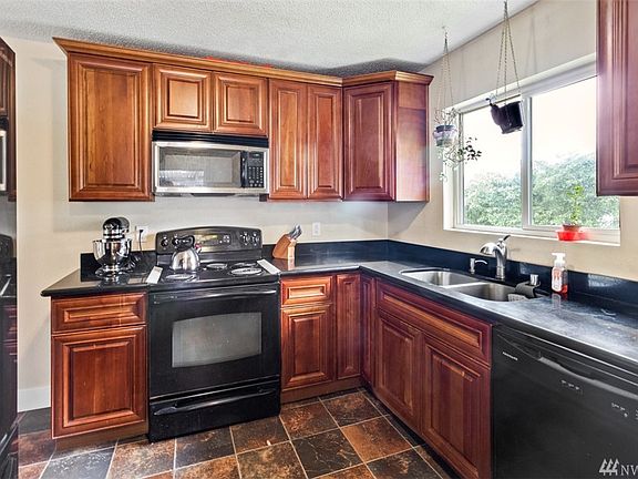 4th image of 1110 E 52nd St