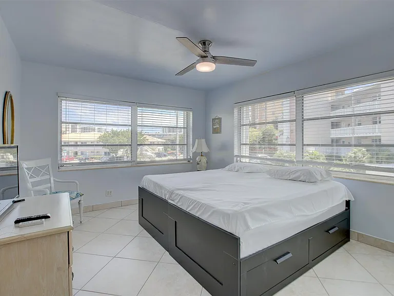 999 N Riverside Dr #11 — Photo 8