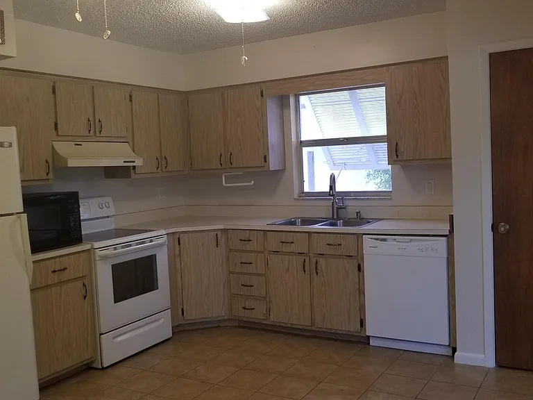 18240 Louise Dr — Photo 5