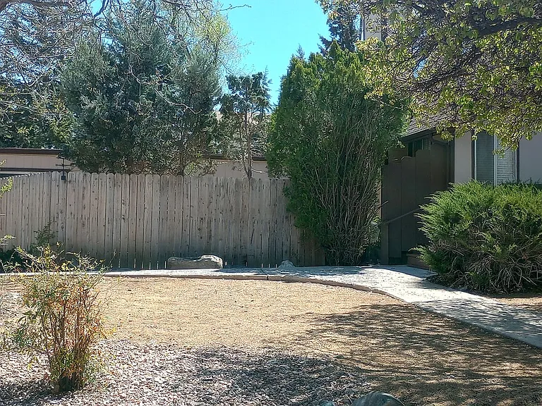 525 Oak St — Photo 2
