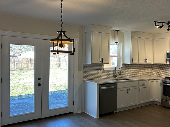 3rd image of 1406 Dyer St