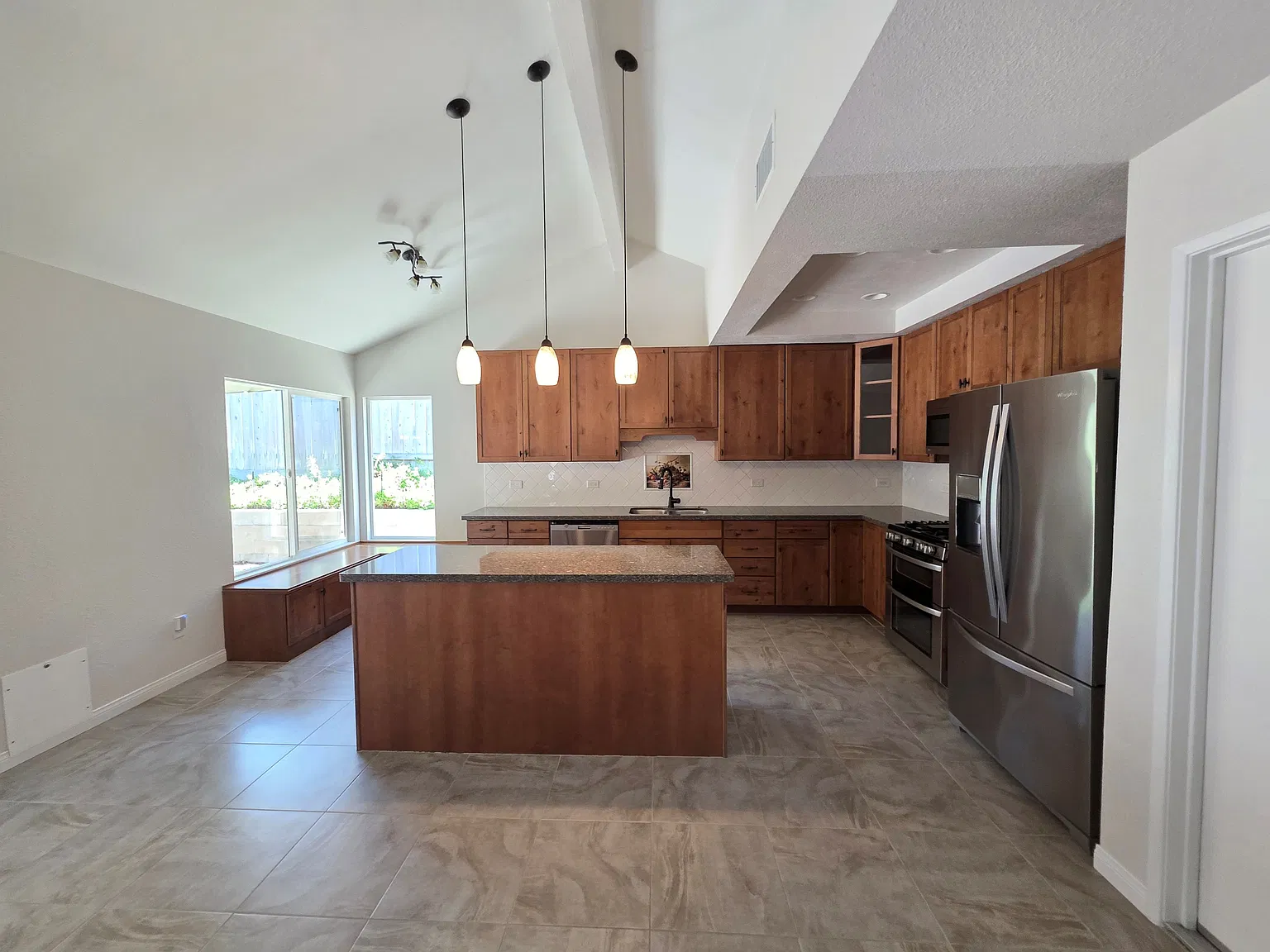 3 bed, 1290 sqft, $4,100 — Photo 3