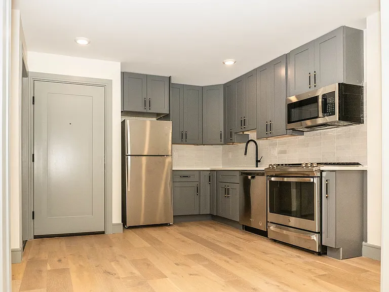 327 S 16th St — Photo 11