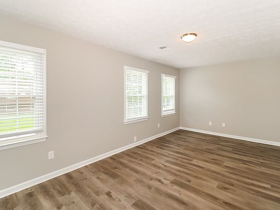 5th image of 3070 Revere Cir