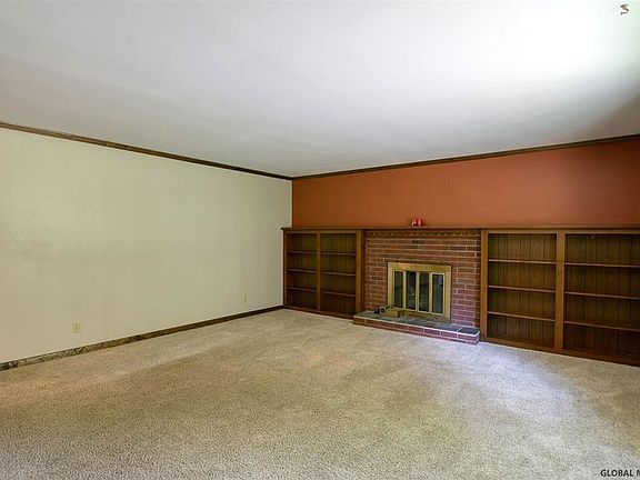 4th image of 9 Brier Ct
