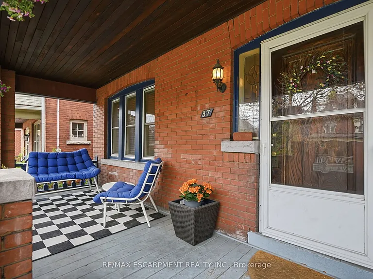 37 Connaught Ave S — Photo 4