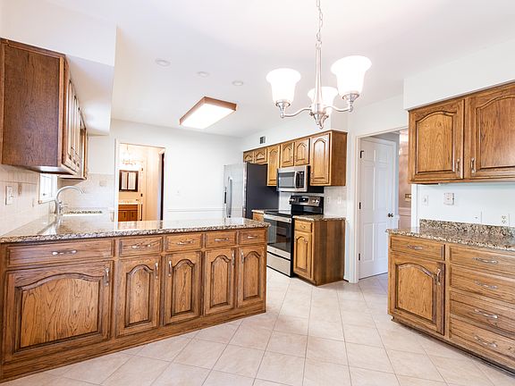 5th image of 808 Bowmore Pl