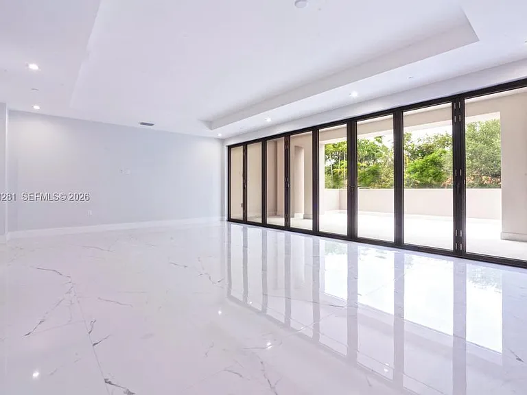 718 Valencia Ave #202 — Photo 8