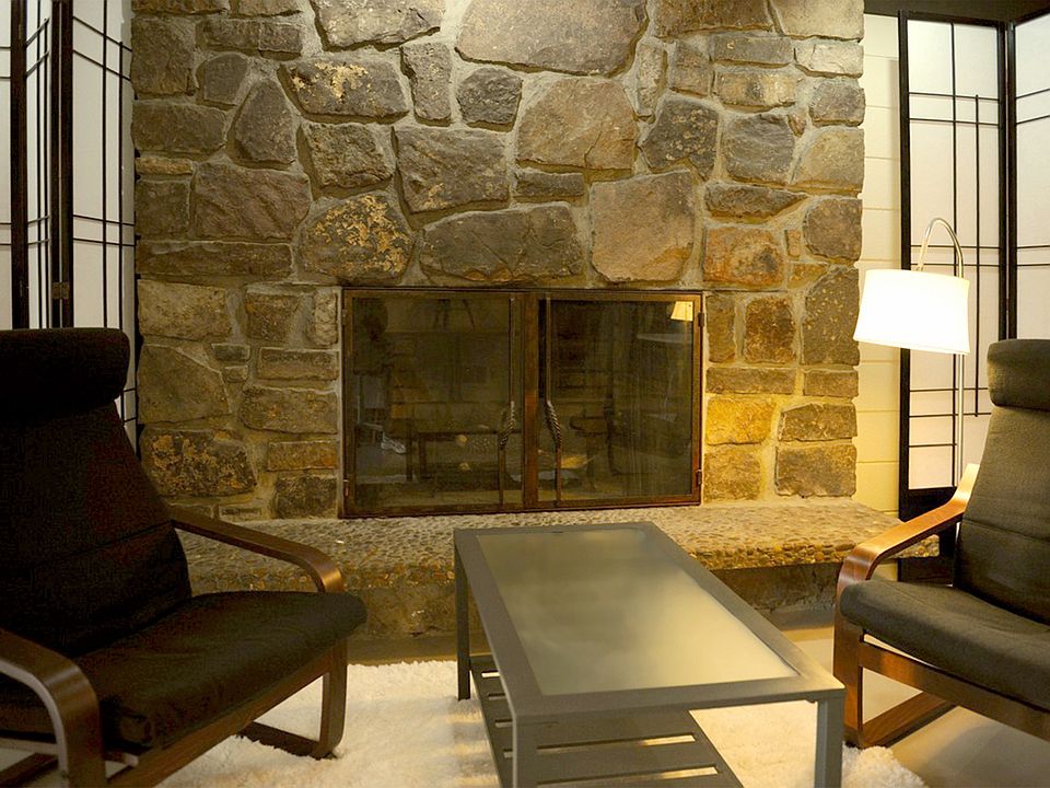 Sitting area and fireplace