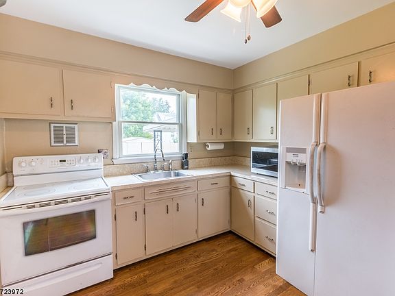 4th image of 131 Valerie Dr