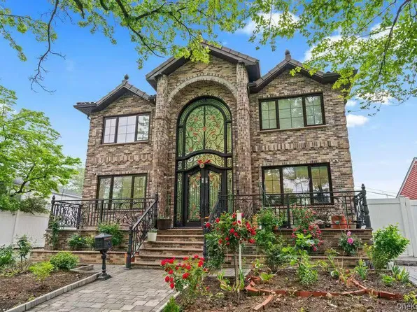 946 Cherry Lane, Garden City Park, NY 11001