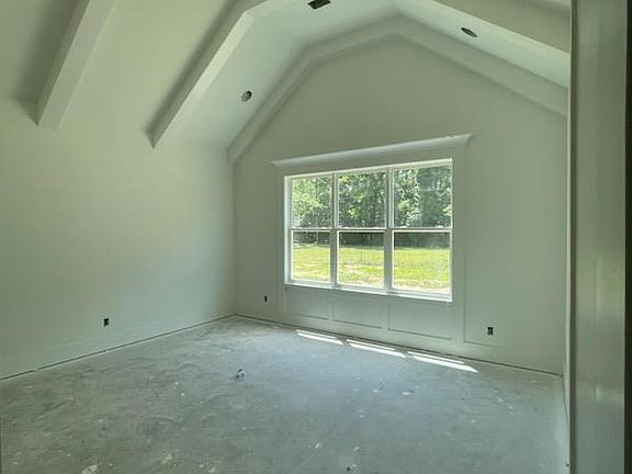 4th image of 910 Wall Ave