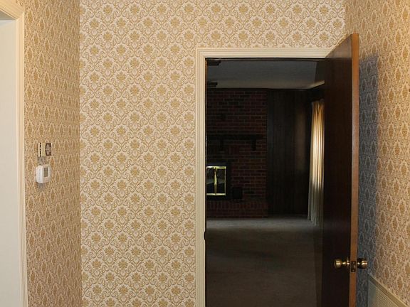 2nd image of 8200 Thornwood Dr