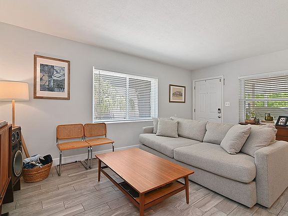 5th image of 10 E King St