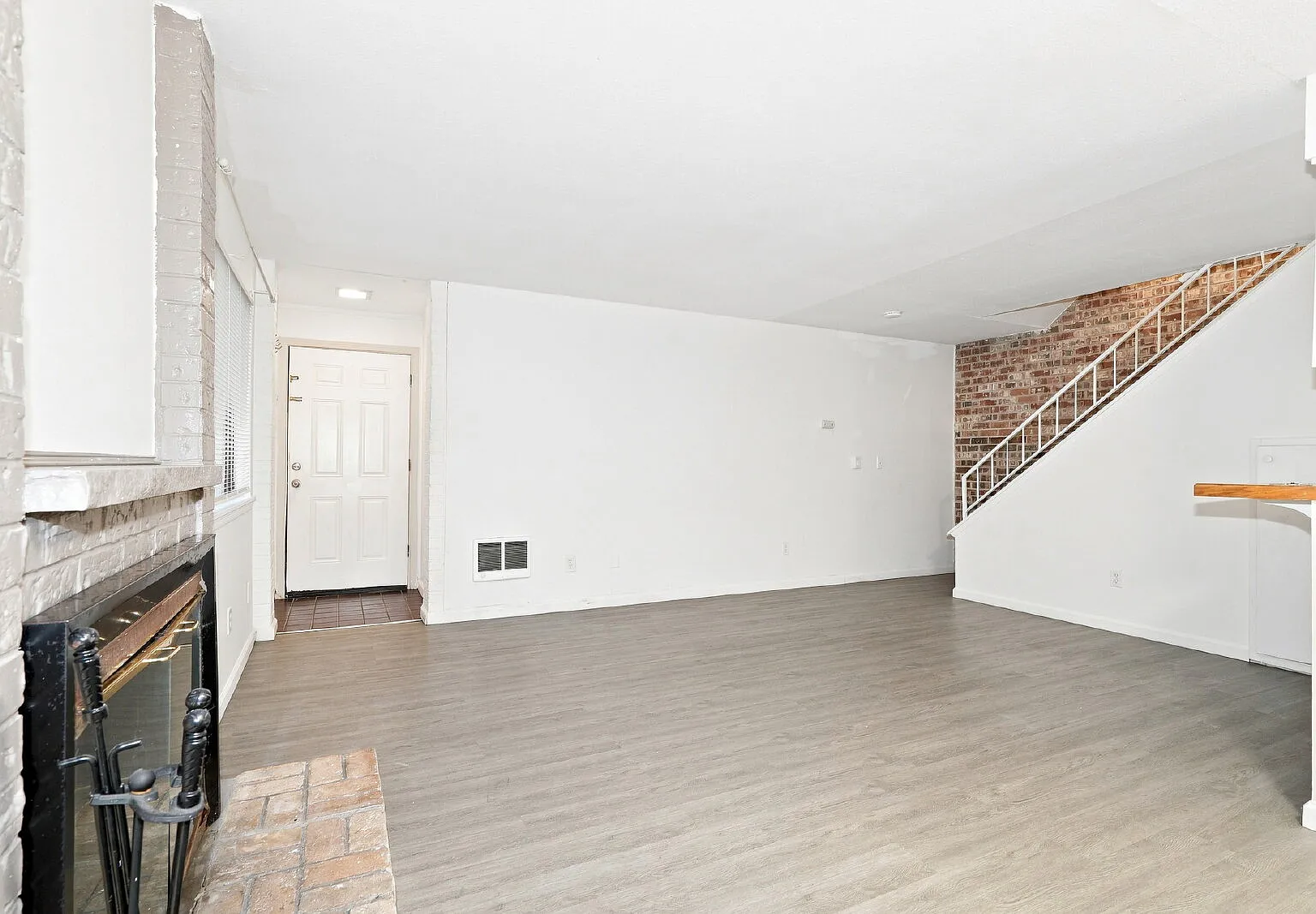 Renton 2 Bedroom in Great Location Available! — Photo 3