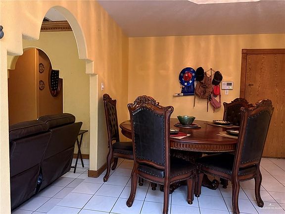 5th image of 3508 Crisantema St