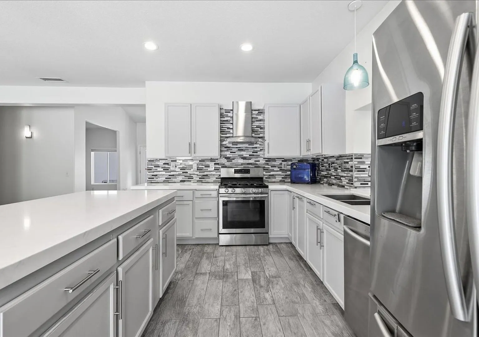 3 Bed / 2 Bath with Spa and Pool! — Photo 2