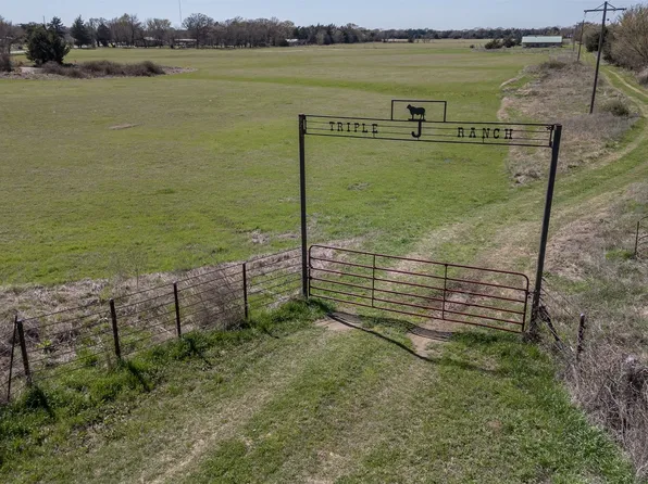 267 County Road 2150, Telephone, TX 75488