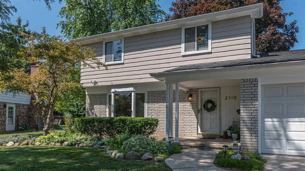 2110 Steeplechase Dr photo 1