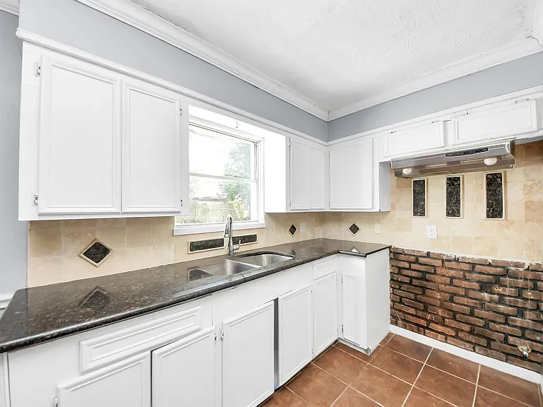 2513 Leslie St — Photo 17